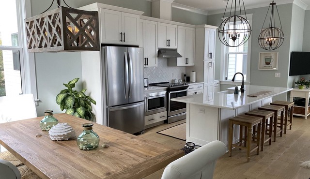 Home near Sullivans Island, Old Village, Mt Pleasant, beaches, 10 min to CHS