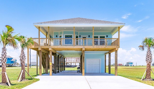 Home near the beach with large deck, gas grill, patio, outdoor shower & W/D