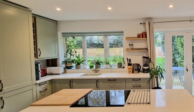 Home near the new forest with a large garden and super king beds!