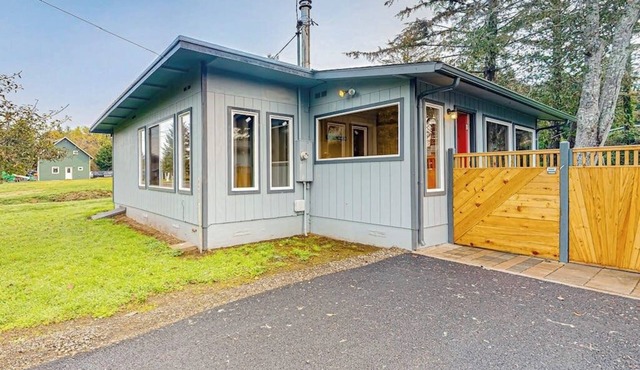 Home near the ocean with wood stove, large yard, washer&dryer, streaming, patio