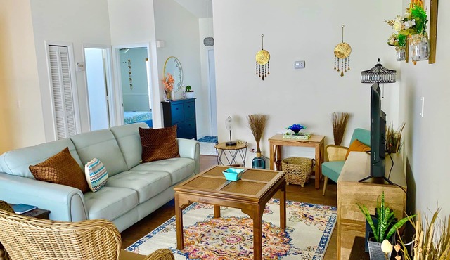 Home near Theme Parks, Airports, Lakes, Shops, Etc.