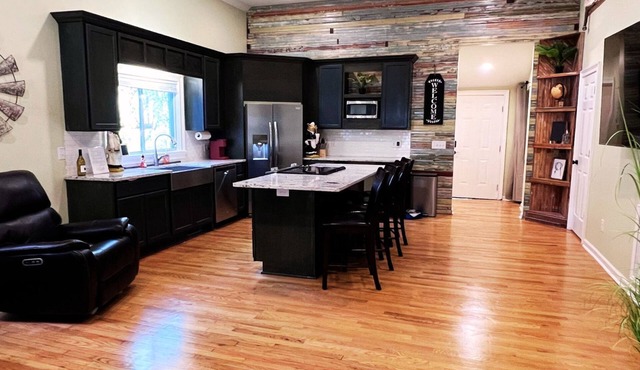Home Near USC, Perfect for Families & Graduations - Deja Blues