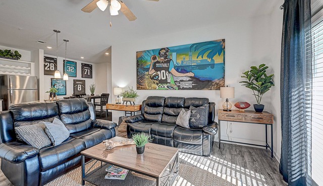 ⭐HOME OF THE JAGUARS⭐private patio, w/POOL Near Downtown, NAS & Shopping