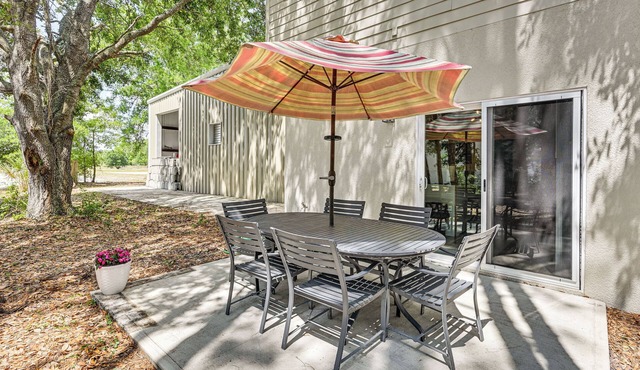Home Office & Fire Pit! Stylish Lutz Townhouse