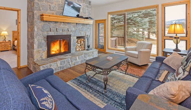 Home on Big Sky Golf Course w/fireplace & community pool/hot tub -The Lone Peak Lookout