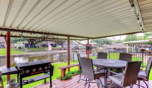Home on Lake Granbury w/Hot Tub: 5 Mi to Dtwn!