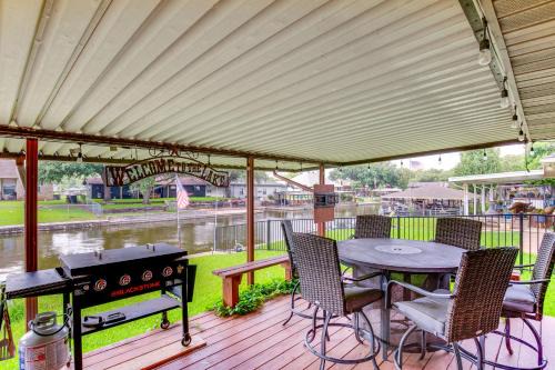 Home on Lake Granbury w/Hot Tub: 5 Mi to Dtwn!
