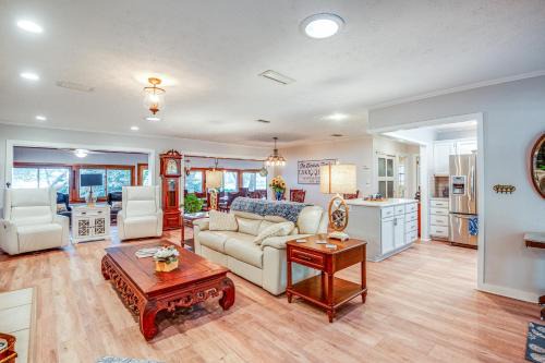 Home on Lake Hutchinson with Dock!