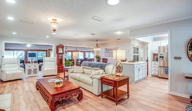 Home on Lake Hutchinson w/Dock!