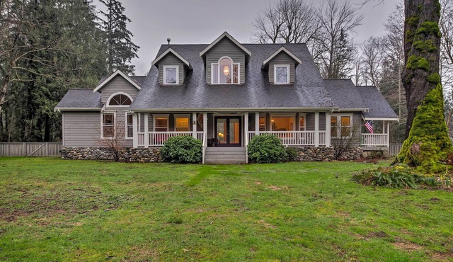 Home on Skykomish River w/Fire Pit & Hot Tub