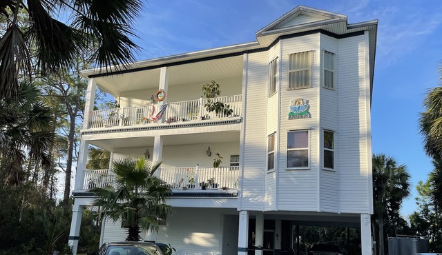 Home on St. George Island 2 blocks to the beach!