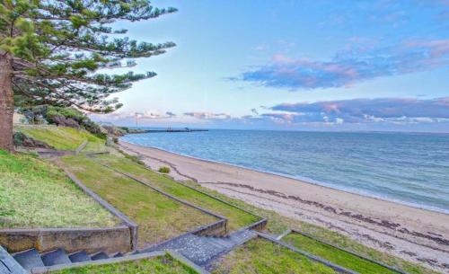 Home on the Bay on Esplanade and Buller St Kingscote-3 people in 2 nights get the 3rd night free
