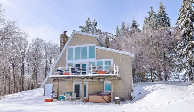 Home on the Ridge: Lake Access, Hot Tub, Fire Pit, Fireplace!