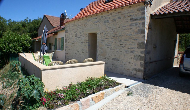 Home on the road to St Jacques de Compostela in beautiful tourist area.
