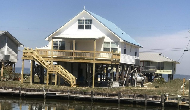 Home on water w/boat dock. 3 bed, 3 bath. Sleeps 9. Sunsets, beaches, fishing.