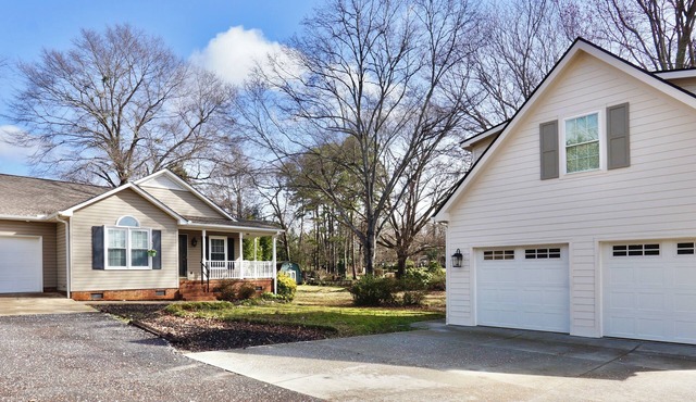Home Plus Apartment on Large, Quiet Lot Near GSP Airport, Greenville, Greer