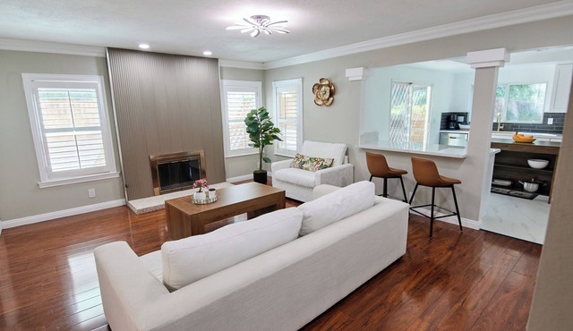 Home Retreat -Sleeps 8 - Near Raging Waters, DisneyLand & LA