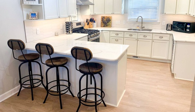 Home Sleeps 10- Central to Airport, Duke & UNC, South Point Mall