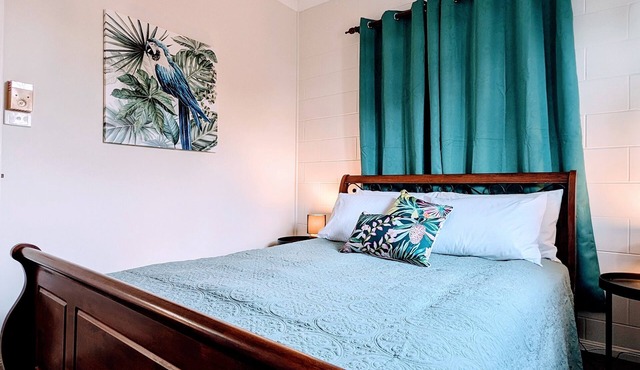 Home Sweet Home - 3 bedroom, 1 bathroom. central location