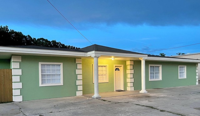 Home sweet home new Iberia. Pet friendly.