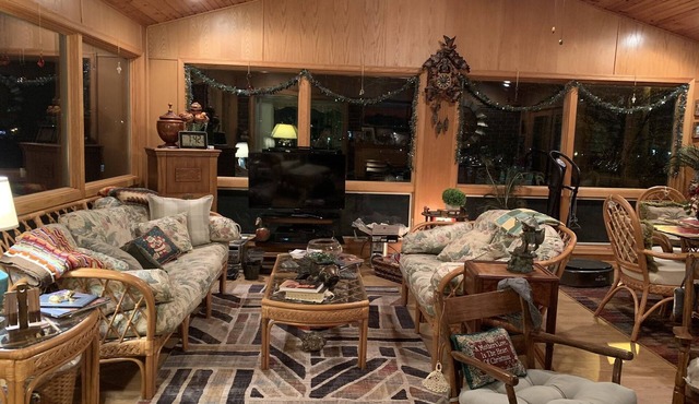 Home Sweet Home, Spacious Sunroom & Fun Deck!