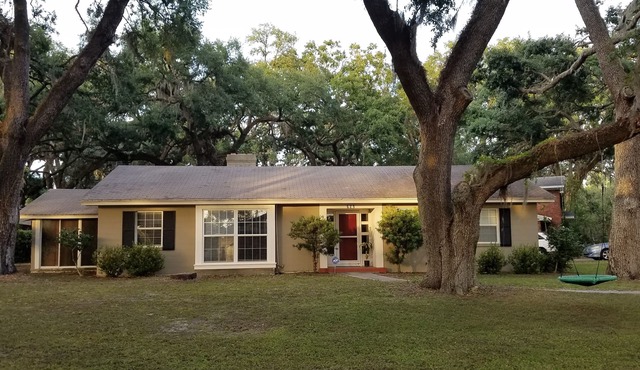 Home sweet home under the oaks, Large Patio, Central Location
