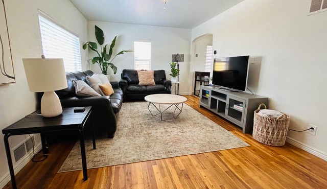 Home Sweet Idahome, feels like home with all the decor you wish you could afford King bed in master, fully fenced dog friendly yard, a few blocks from BSU and downtown Boise, Your perfect stay!