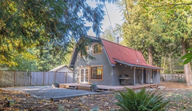 Home Sweet Mountains. Cozy chalet with Hot Tub!