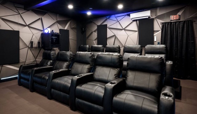 Home theater. Close to Concert Hall and Ski Resorts. Step-Free Entry!