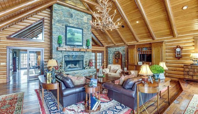 Home Theater, Gym & Hot Tub: Luxe Versailles Home!