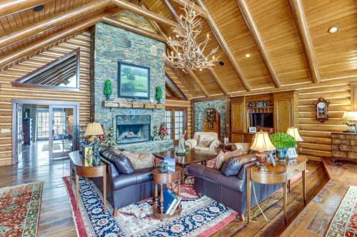 Home Theater, Gym & Hot Tub: Luxe Versailles Home!