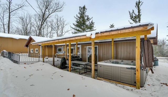Home Theater & Hot Tub! Home Near Higgins Lake
