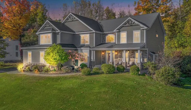 Home theater, pool, spa close to SU, Downtown