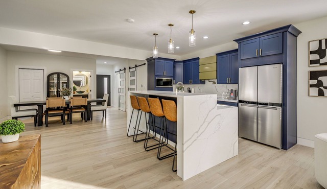 Home Theater + Rooftop Deck! Fountain Sq Stunner