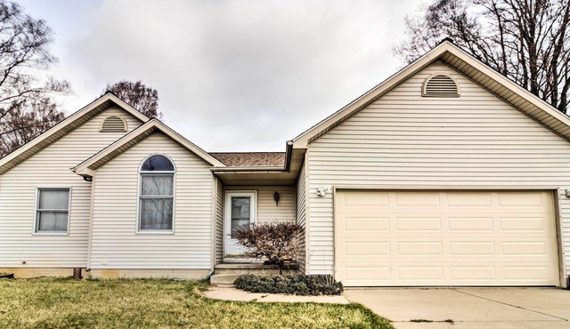 Home w/Bar - Mins to Olcott Lake & Wineries!