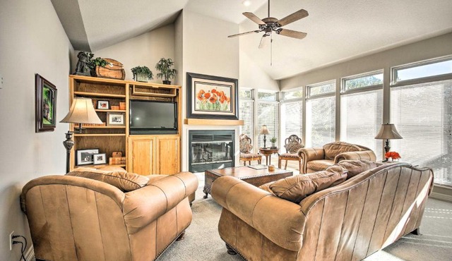 Home w/Deck Near Lake Avalon, Boat Ramp + Golf!