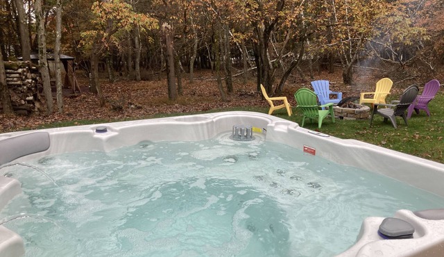 Home w/game room hot tub 65" TV Hulu Netflix AC