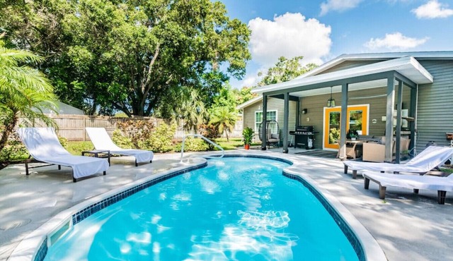 Home w/heated pool 10 mins to Clearwater Beach!