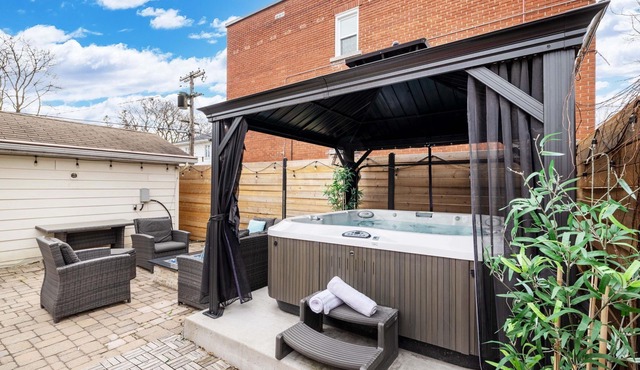 Home w hot tub/4 beds/4 car parking/1845 sq. ft.