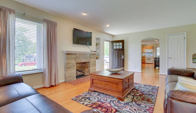 Home w/Hot Tub + Deck ~ 3 Mi to Ark Encounter!