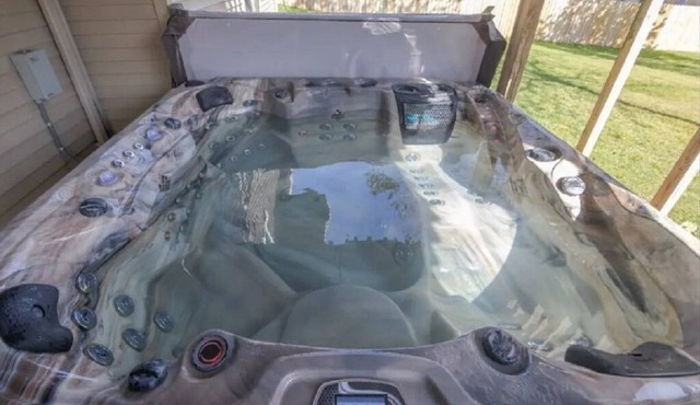 Home w/Hot Tub -Spacious, Quiet Neighborhood Near Des Moines, IA.