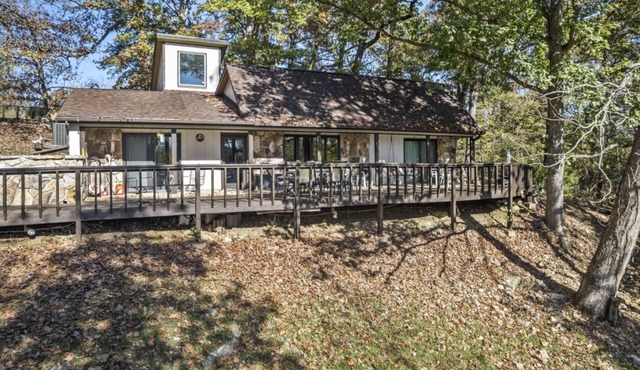 Home w/HUGE deck & winter Bull Shoals views. Close to boat ramp, SDC, Branson