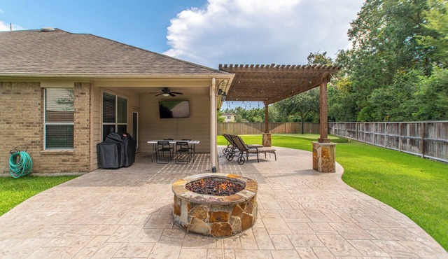 Home w Jacuzzi & Putting Green!