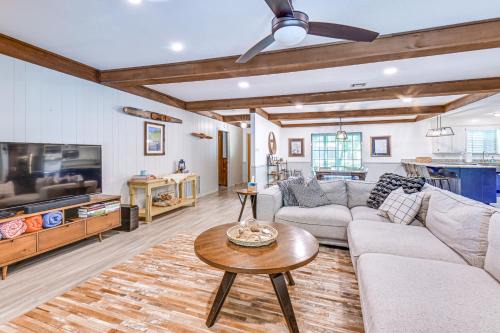 Home w/Lake Texoma View, Game Room & Bar