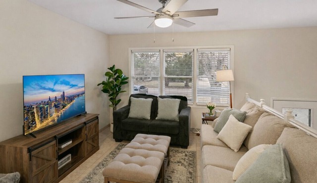 Home W/Large Deck, Libertyville - Near Naval Base