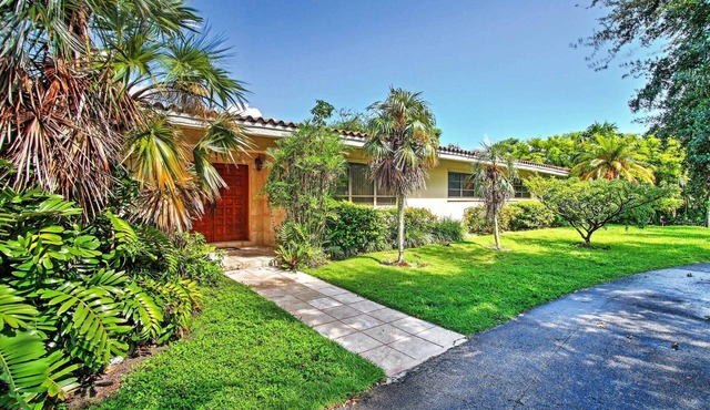 Home w/Pool in Upscale Pinecrest Village