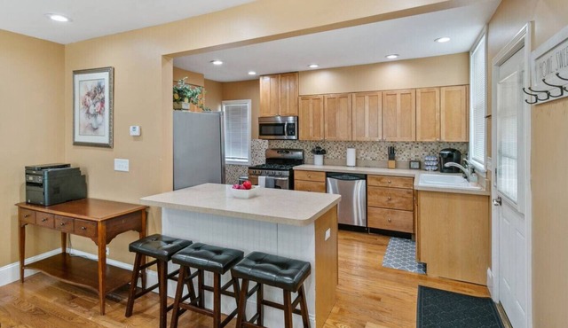 Home w/porch in DT Libertyville Near Naval Base