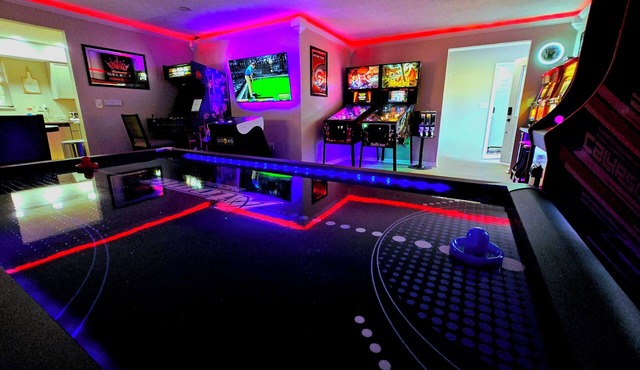 Home w/Private Cedar Hot Tub Room Arcade Pinball near The Greene Fraze Pavilion