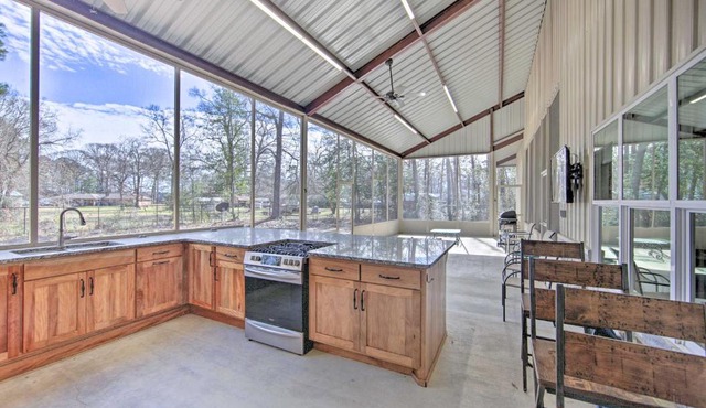 Home w/Screened Porch - Near Toledo Bend Lake!