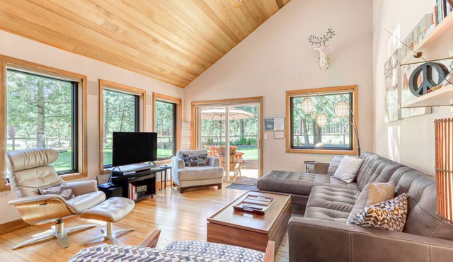 Home with a private hot tub, shared pool, & National Forest at your backdoor